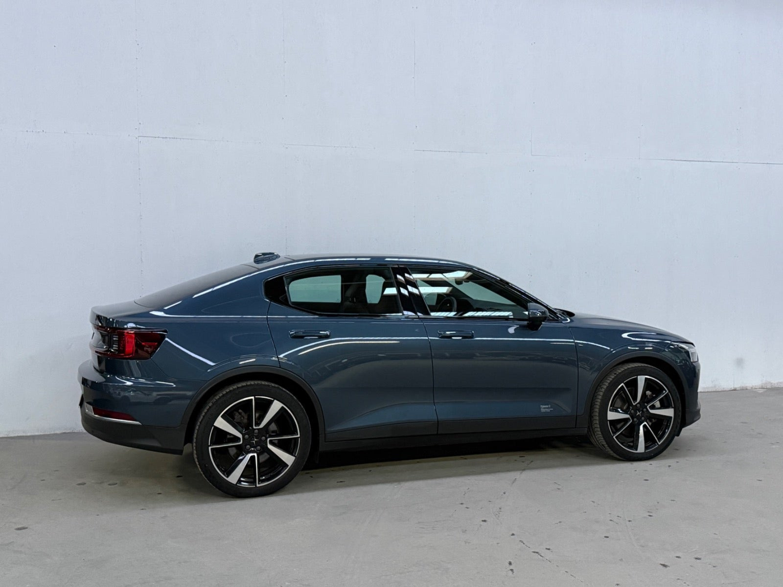 Blå Polestar 2 fra 2022
