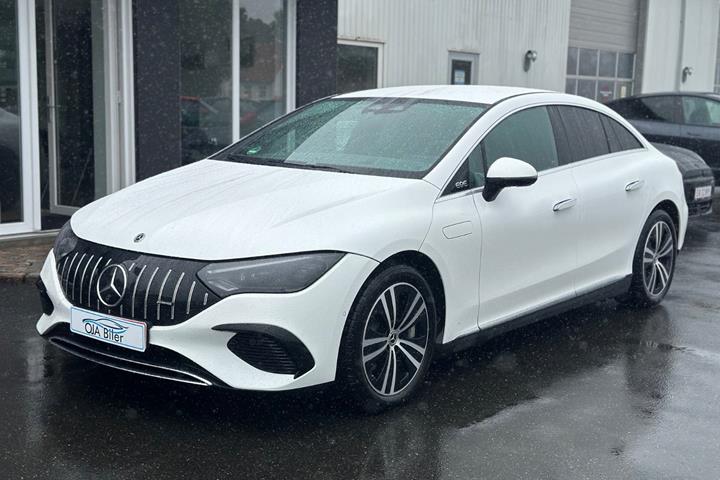 Hvid Mercedes EQE300 fra 2023