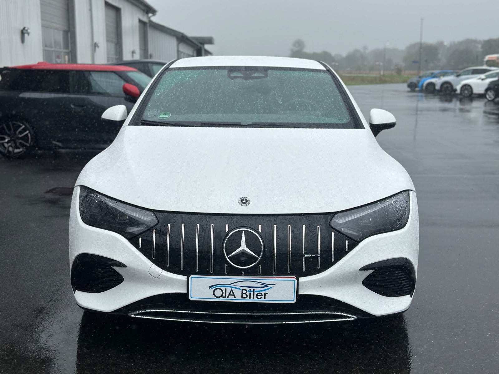 Hvid Mercedes EQE300 fra 2023