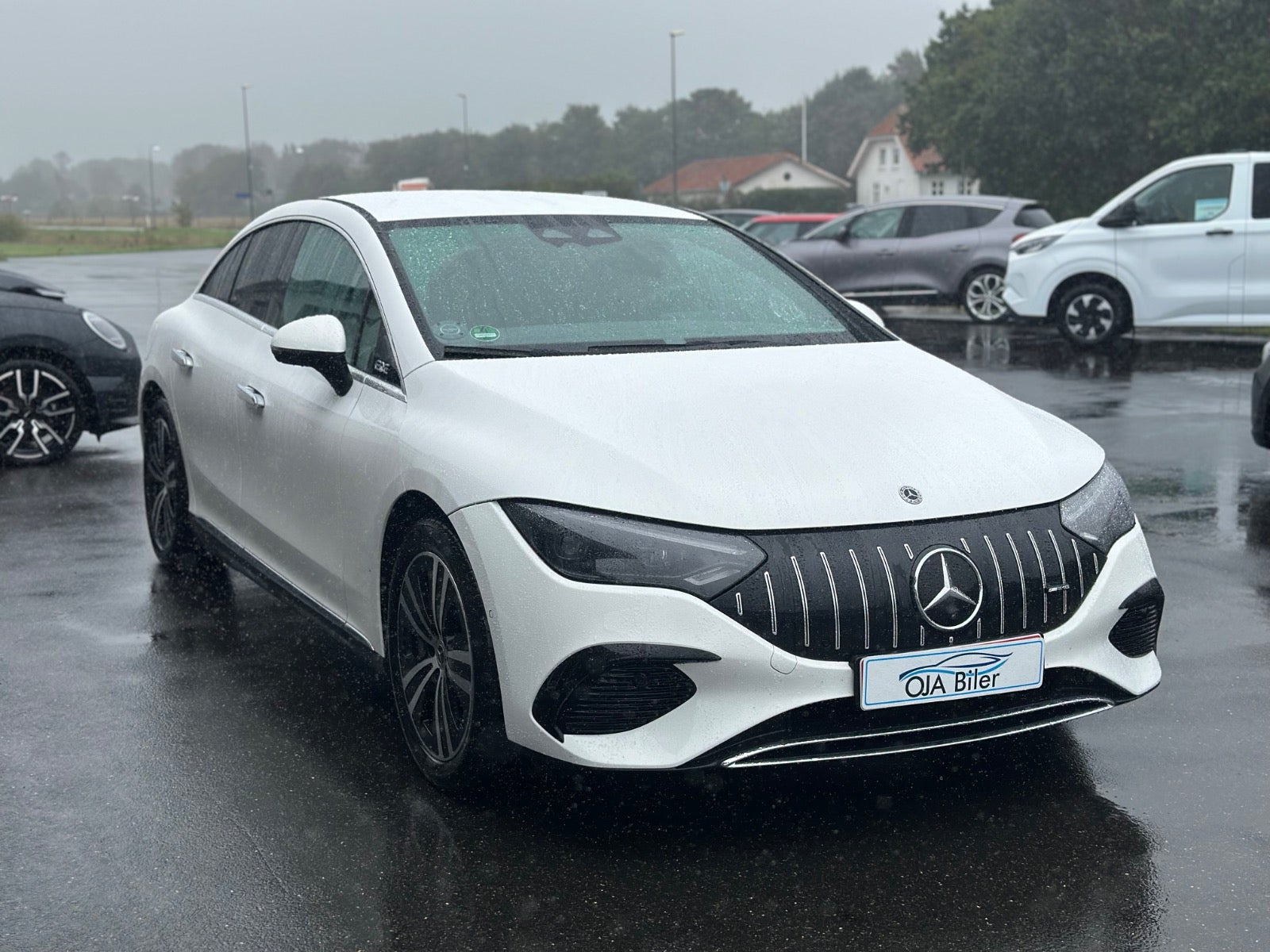 Hvid Mercedes EQE300 fra 2023