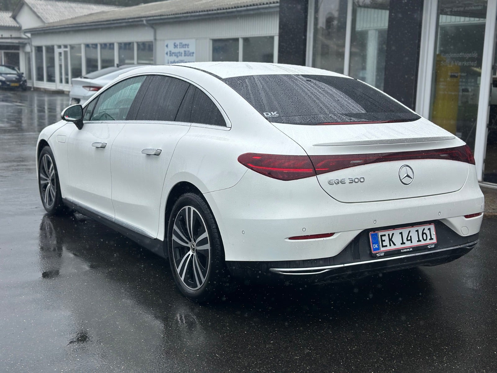 Hvid Mercedes EQE300 fra 2023