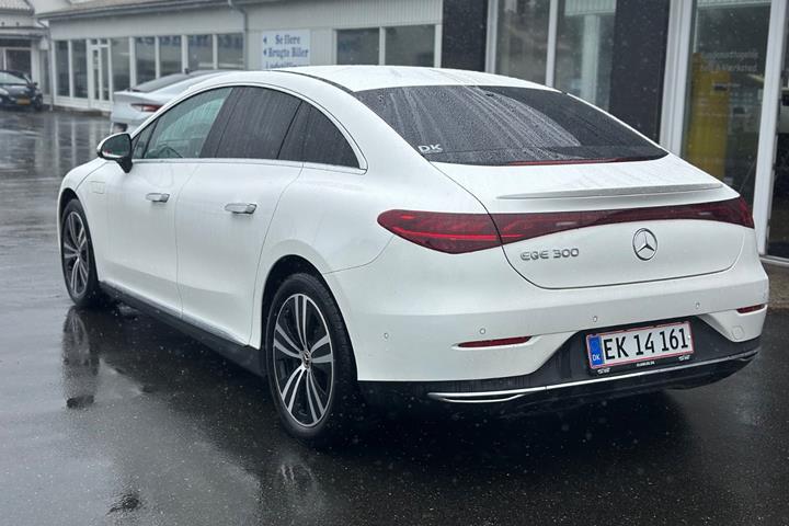 Hvid Mercedes EQE300 fra 2023