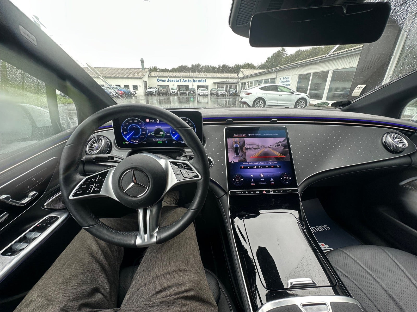 Hvid Mercedes EQE300 fra 2023