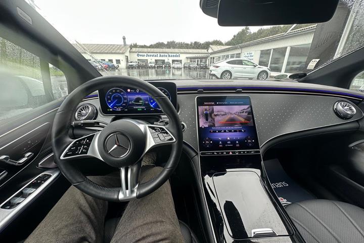 Hvid Mercedes EQE300 fra 2023