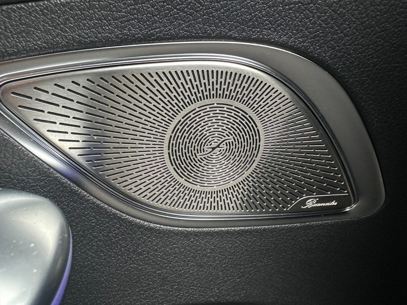 Hvid Mercedes EQE300 fra 2023