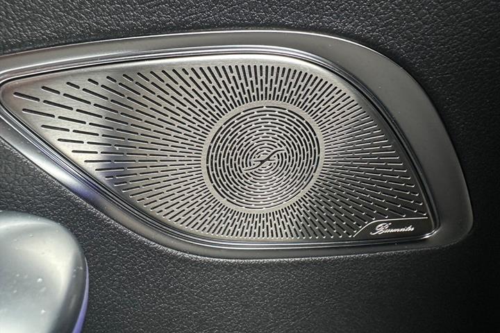 Hvid Mercedes EQE300 fra 2023