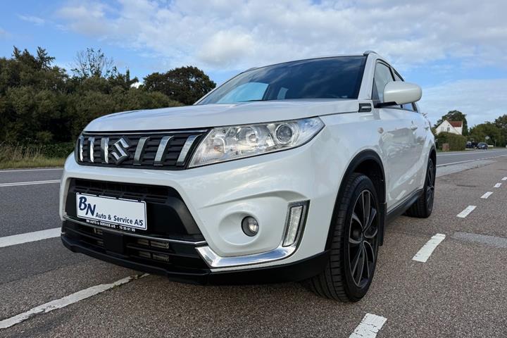 Hvid Suzuki Vitara fra 2019 set udefra