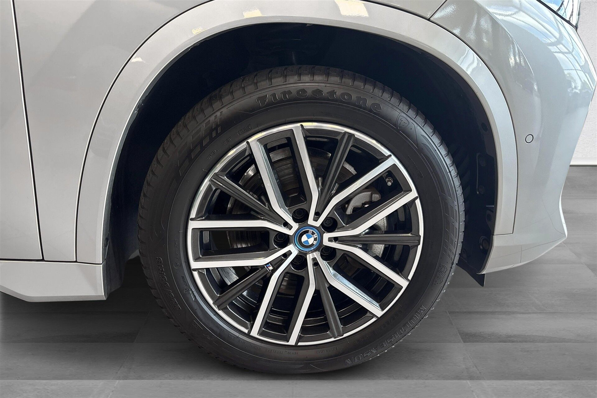 Sølv BMW iX1 fra 2023