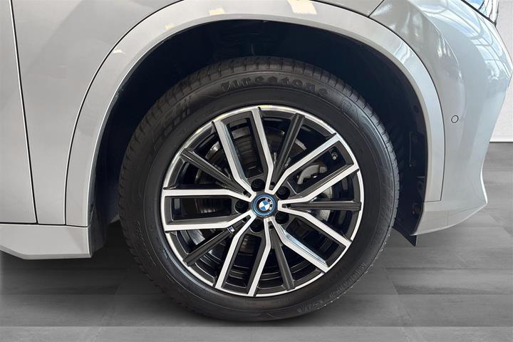 Sølv BMW iX1 fra 2023