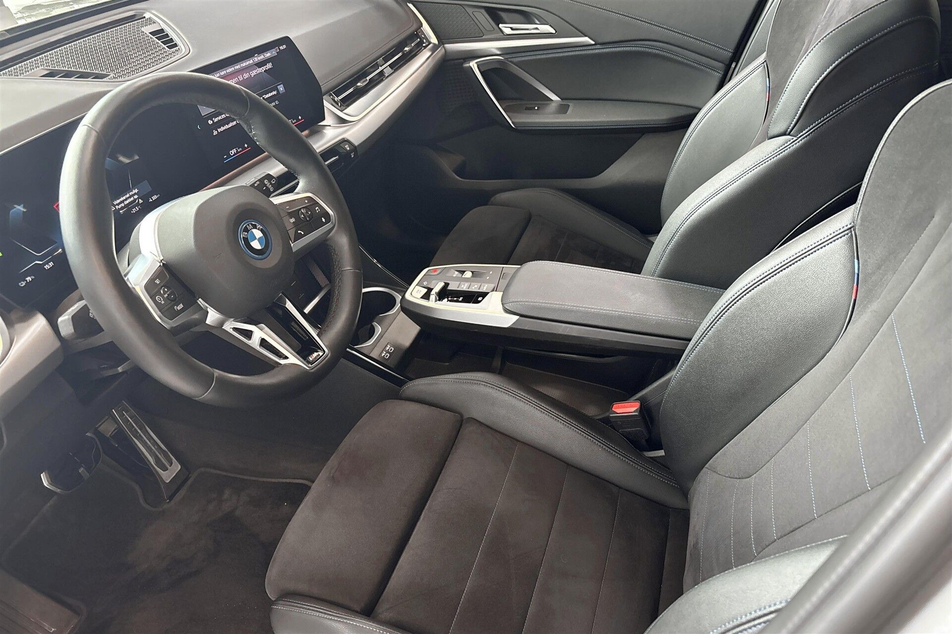 Sølv BMW iX1 fra 2023
