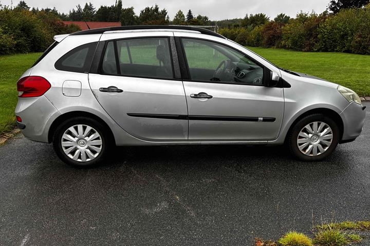 Sølv Renault Clio III fra 2009