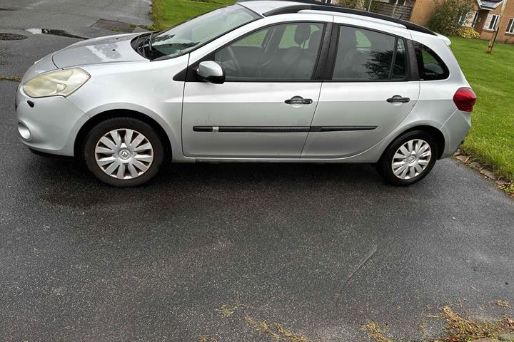 Sølv Renault Clio III fra 2009