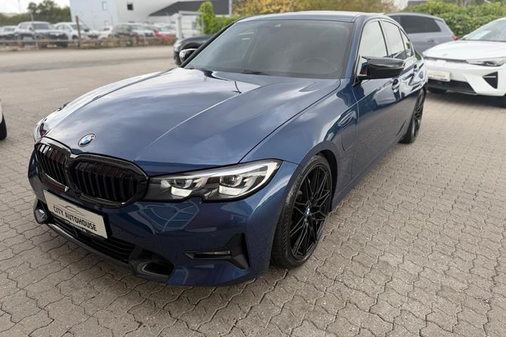 Blå BMW 330e fra 2021
