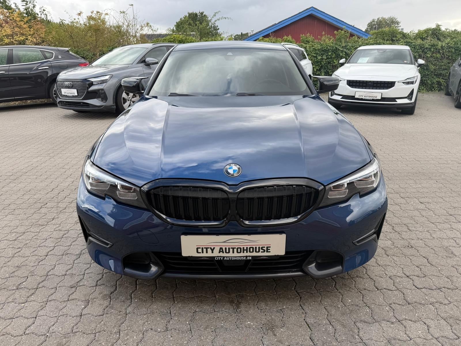Blå BMW 330e fra 2021
