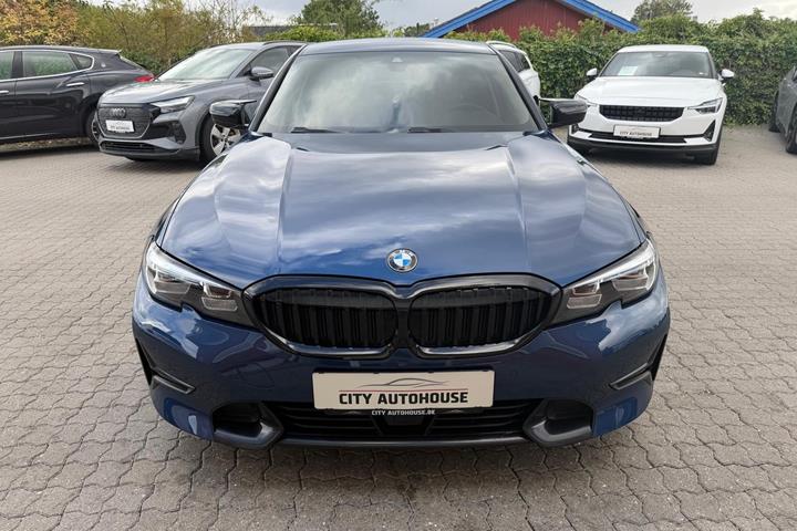 Blå BMW 330e fra 2021