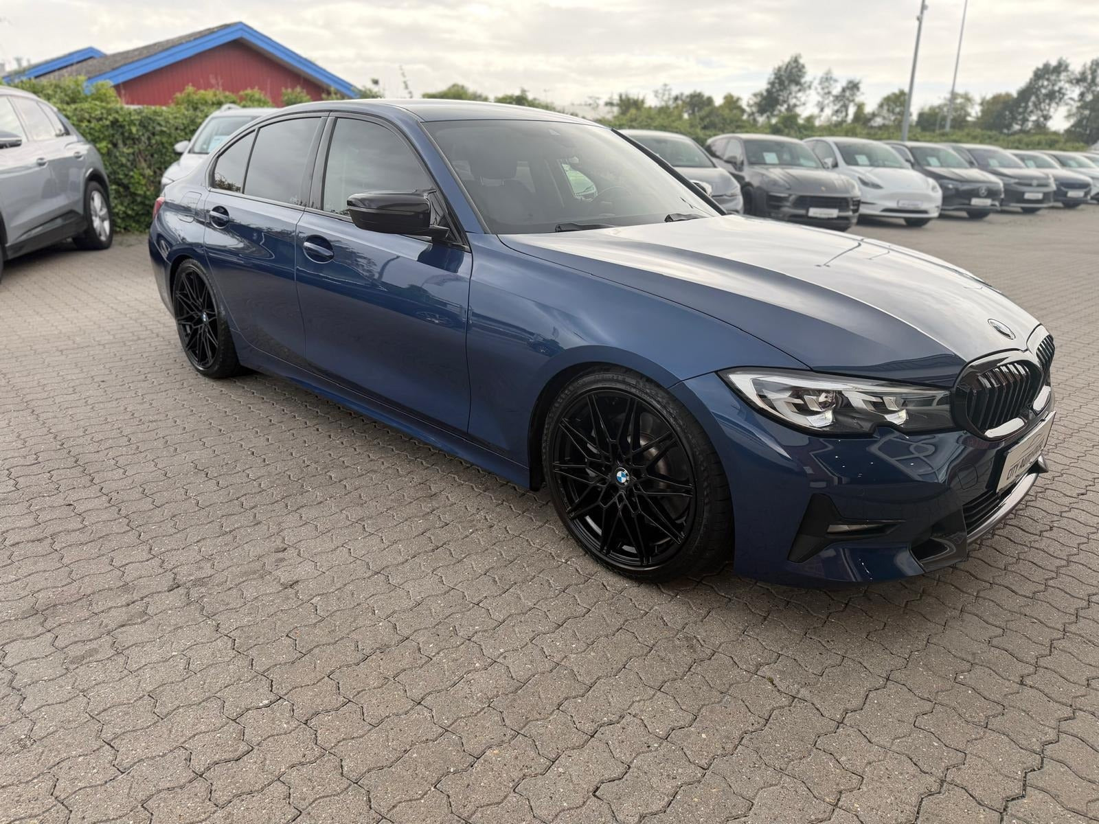 Blå BMW 330e fra 2021