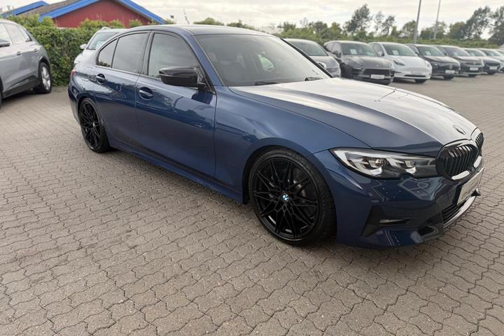 Blå BMW 330e fra 2021