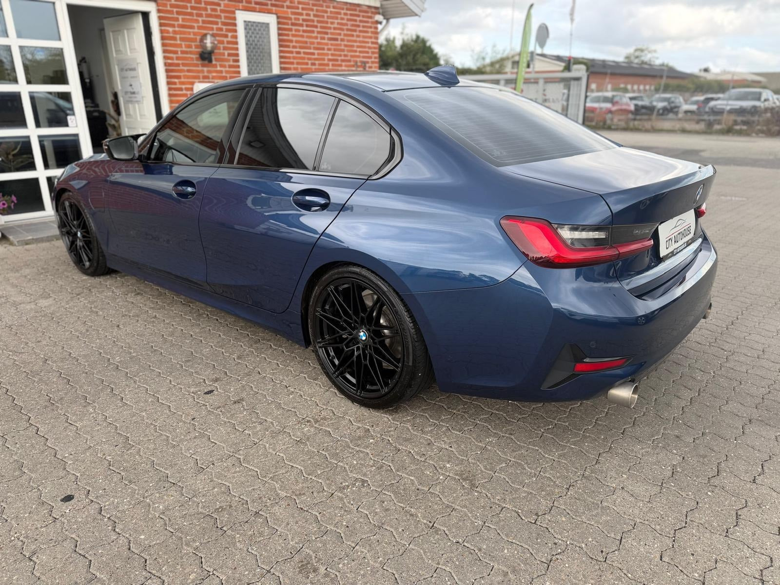 Blå BMW 330e fra 2021