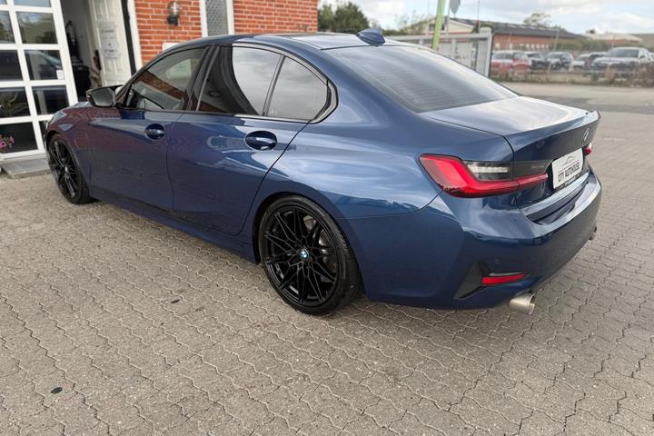 Blå BMW 330e fra 2021