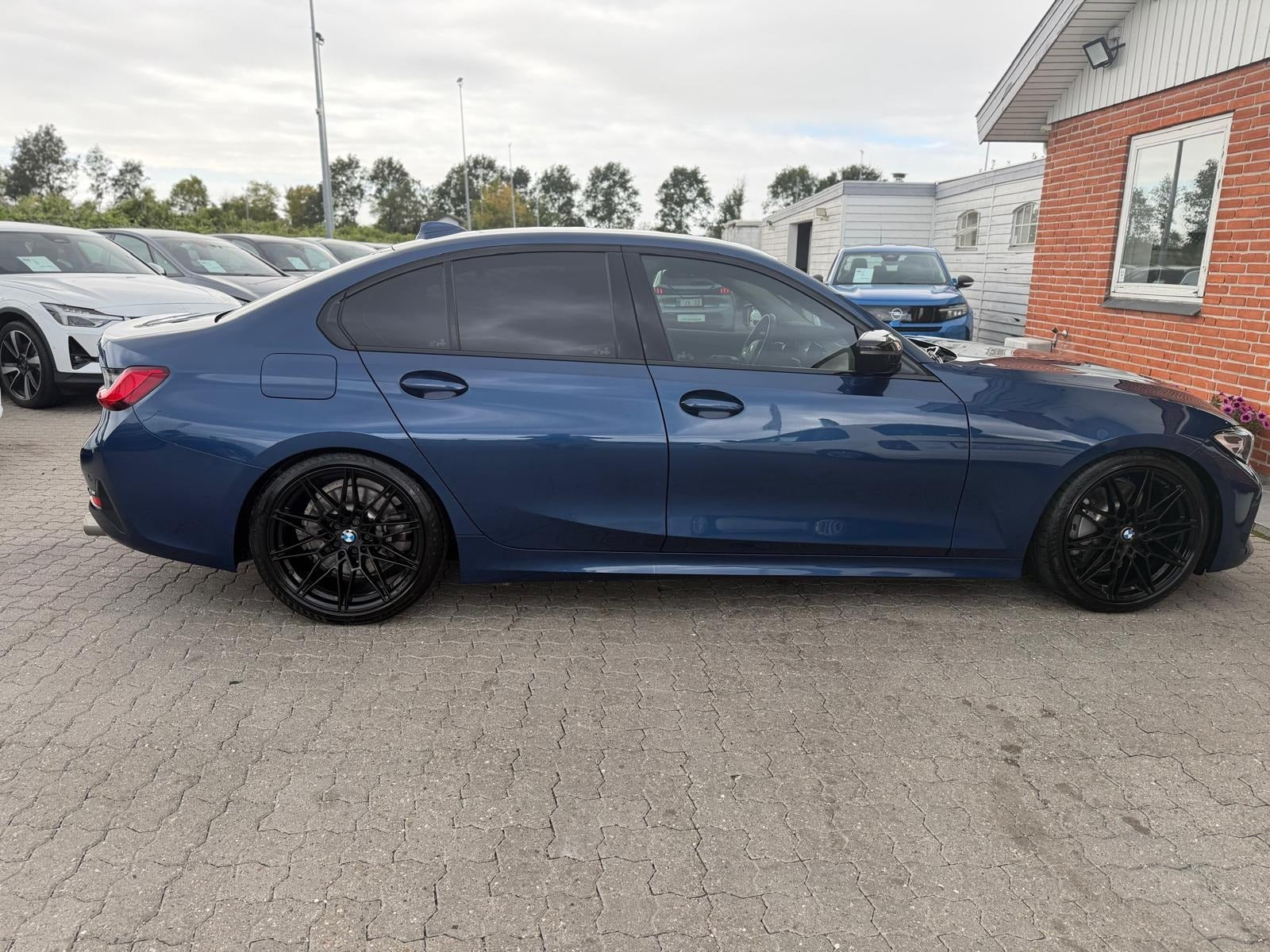 Blå BMW 330e fra 2021