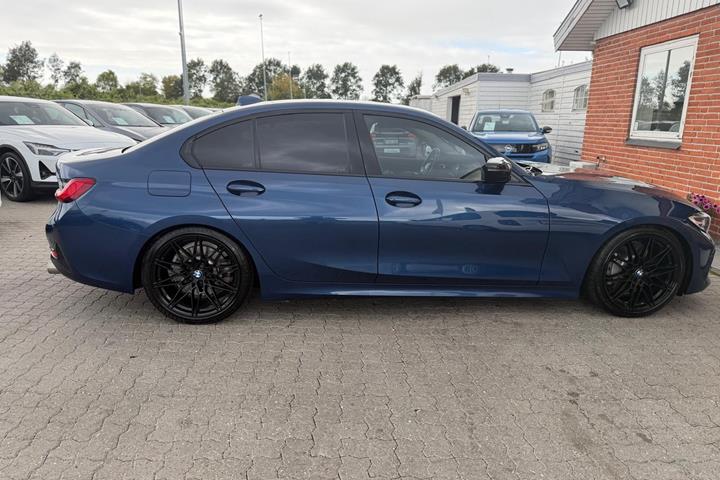 Blå BMW 330e fra 2021