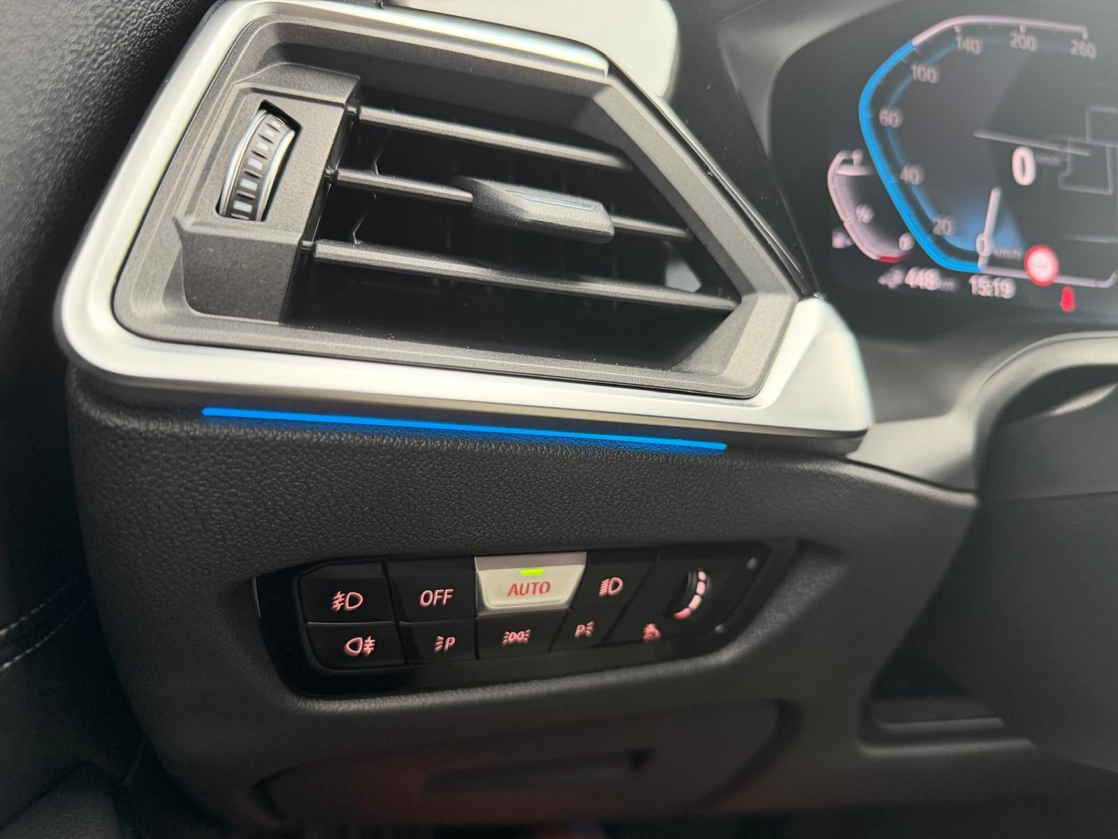 Blå BMW 330e fra 2021