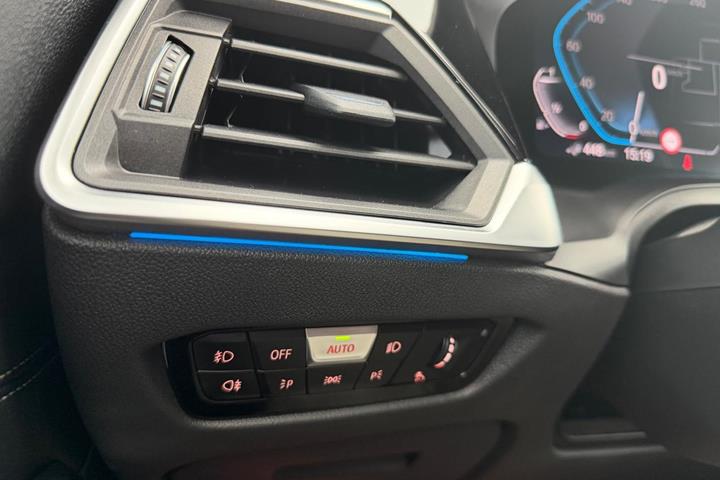 Blå BMW 330e fra 2021