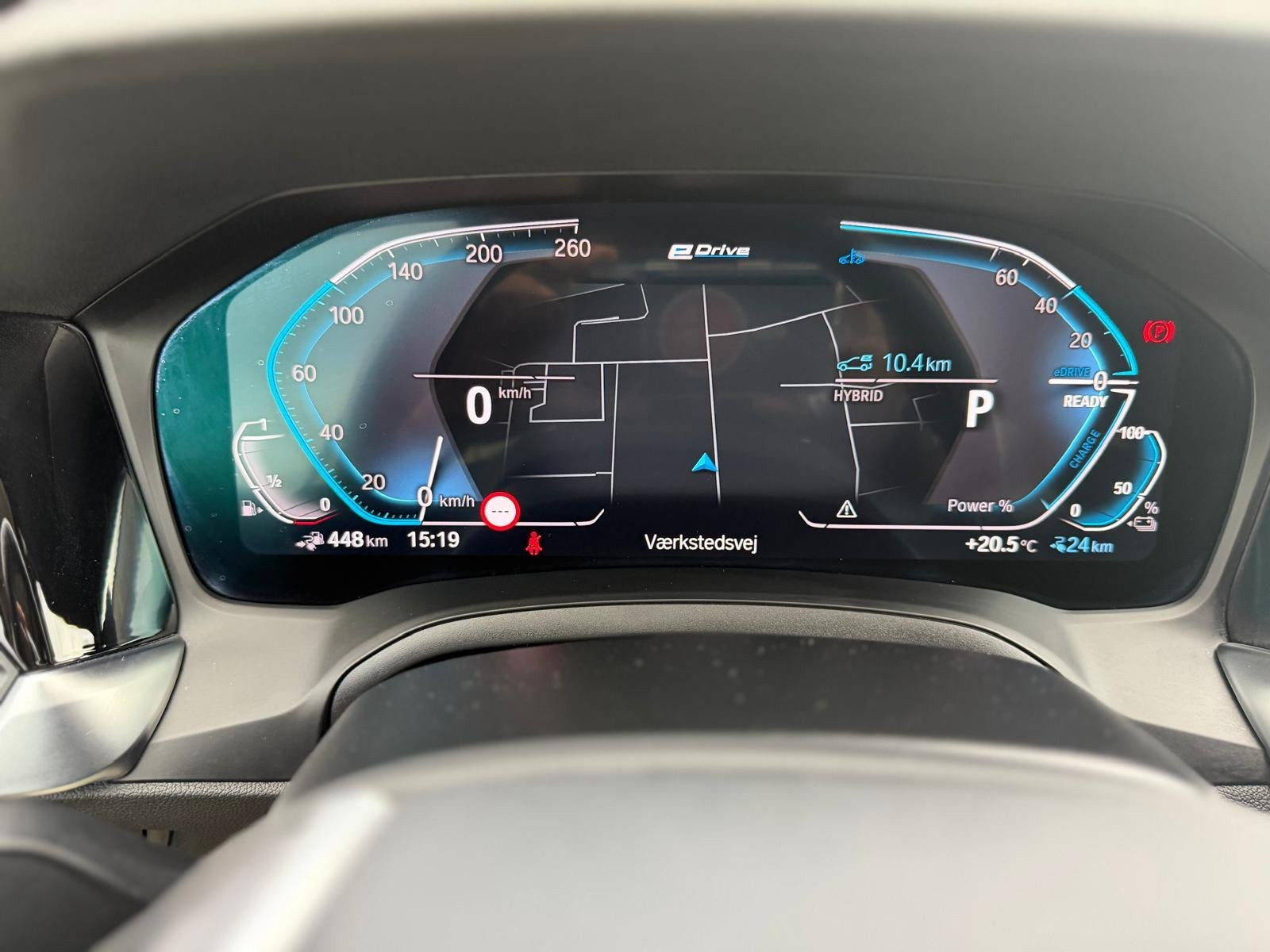Blå BMW 330e fra 2021