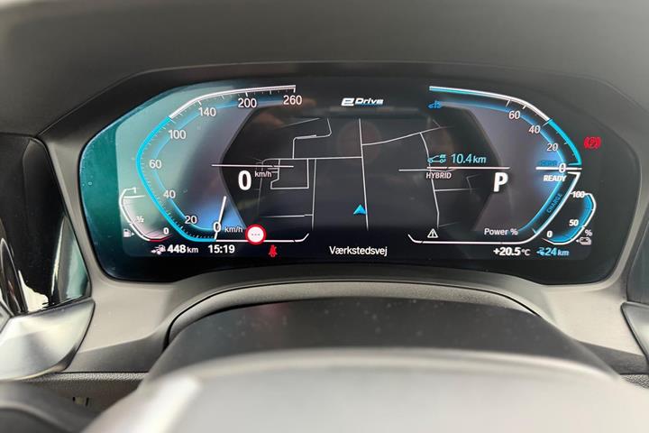 Blå BMW 330e fra 2021