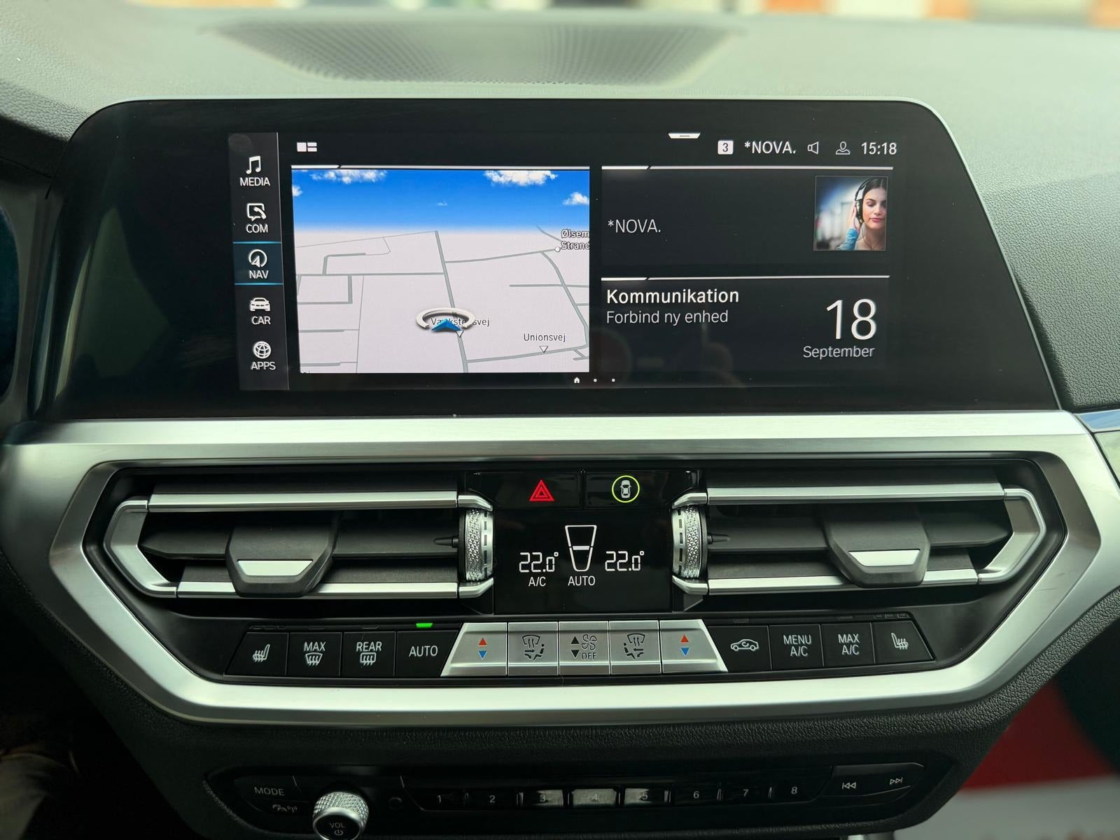 Blå BMW 330e fra 2021