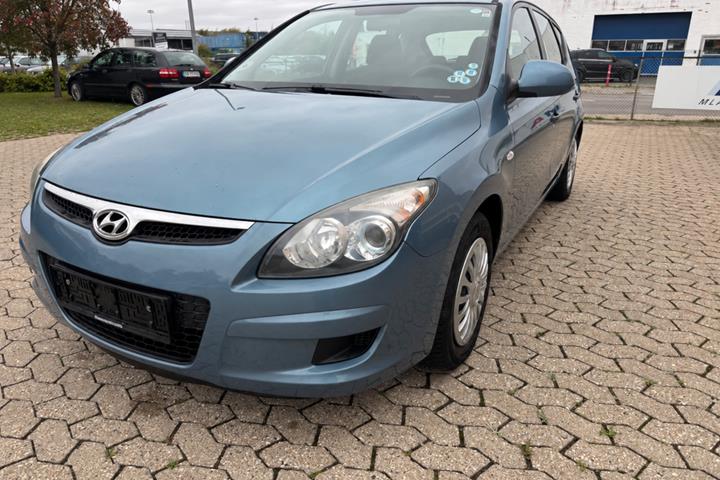 Rød Hyundai i30 fra 2009