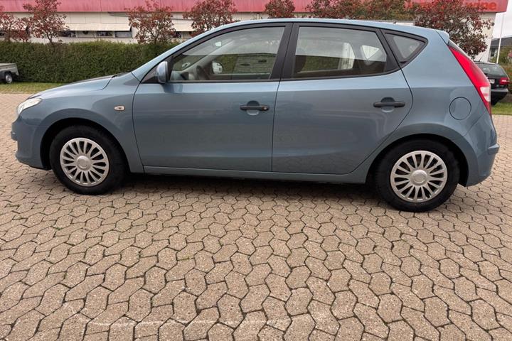Rød Hyundai i30 fra 2009