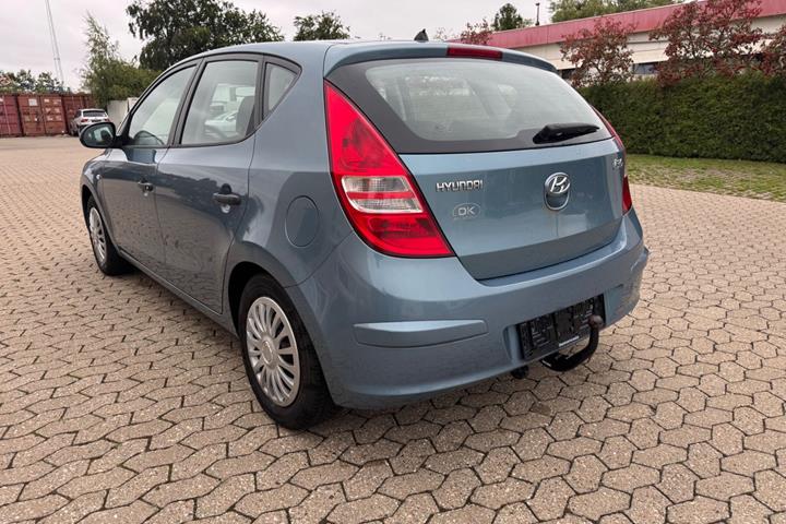 Rød Hyundai i30 fra 2009