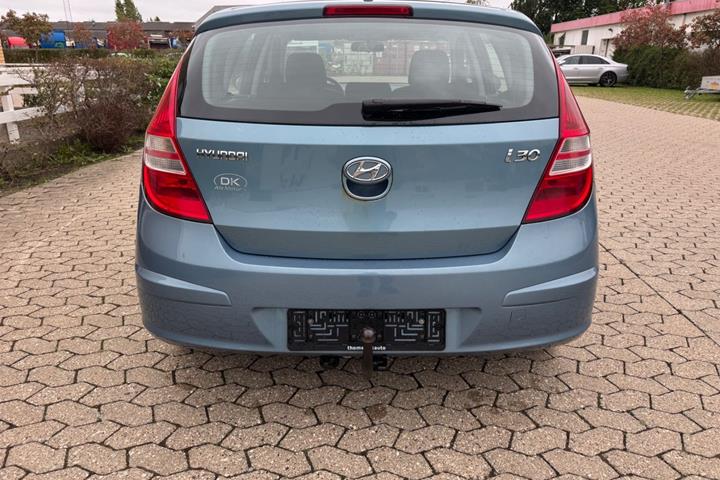 Rød Hyundai i30 fra 2009