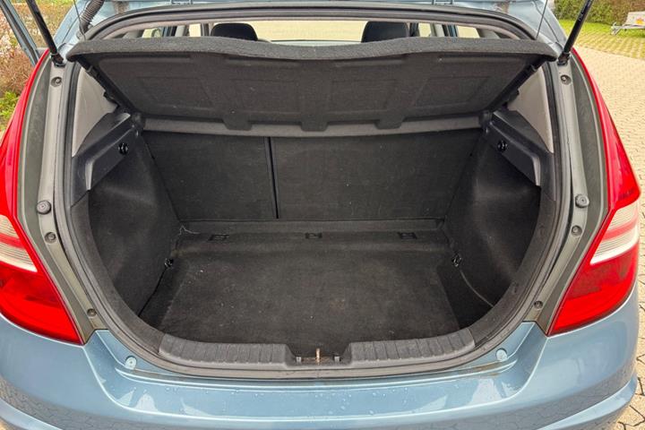 Rød Hyundai i30 fra 2009