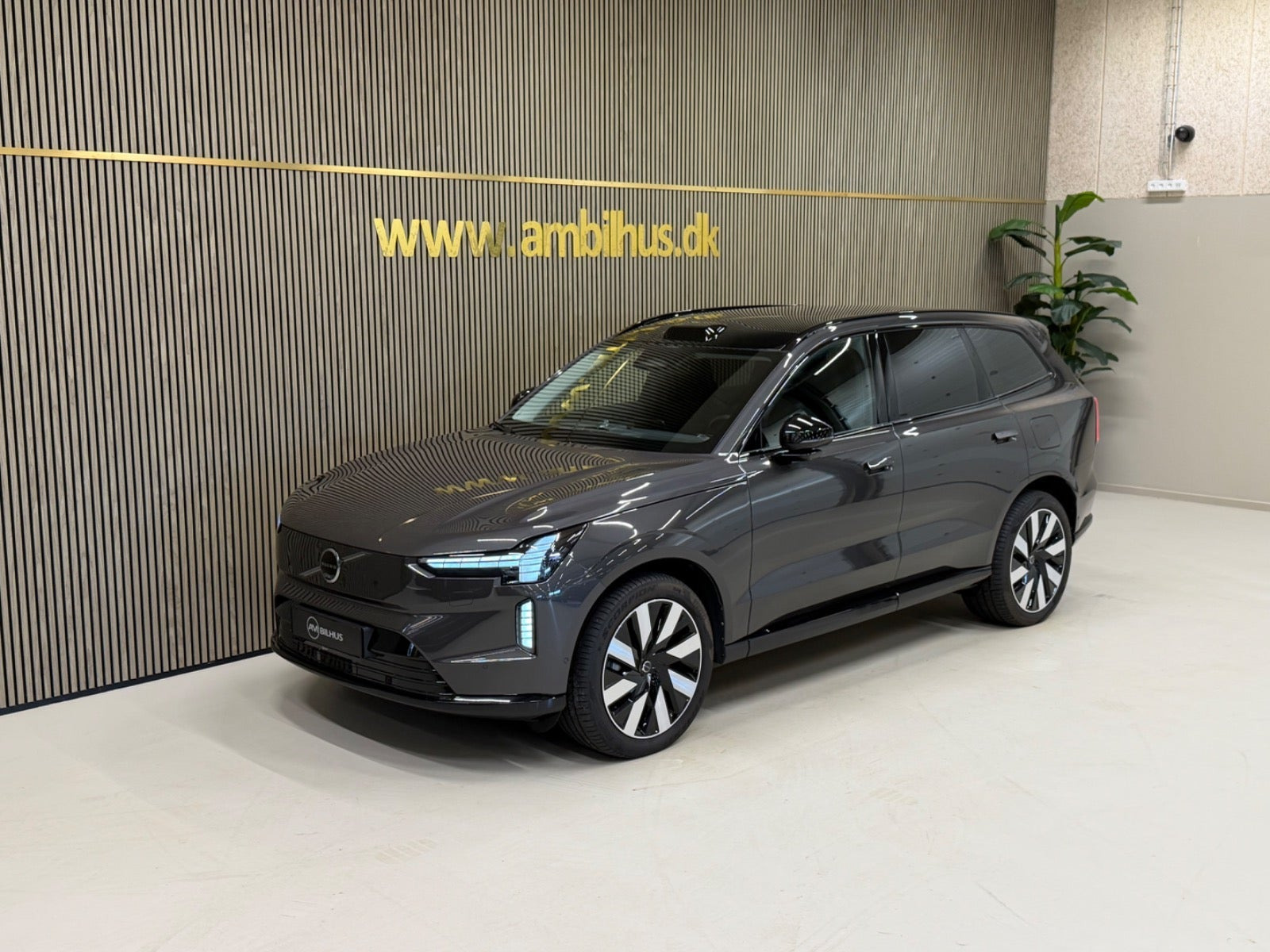 Grå Volvo EX90 fra 2025