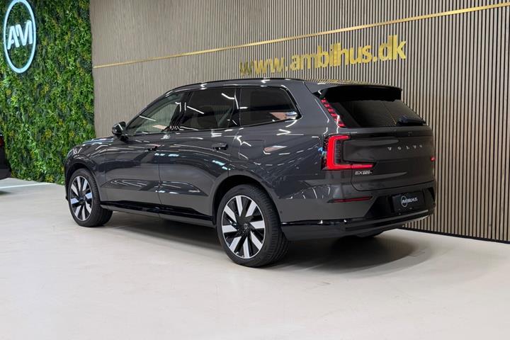 Grå Volvo EX90 fra 2025