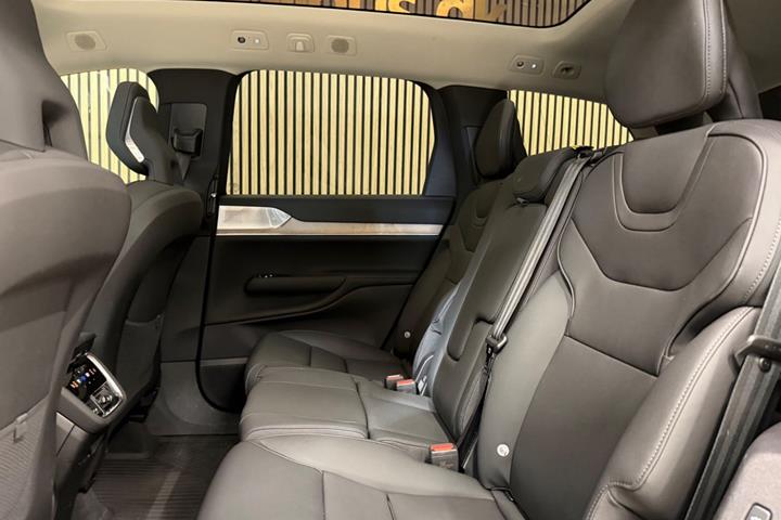 Grå Volvo EX90 fra 2025