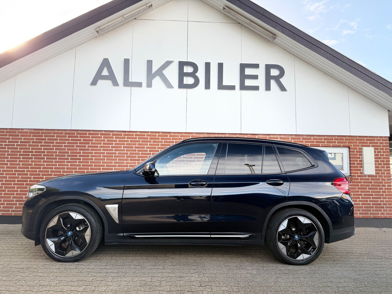 Blå BMW iX3 fra 2021