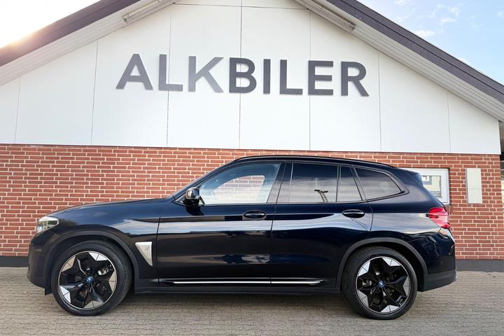 Blå BMW iX3 fra 2021