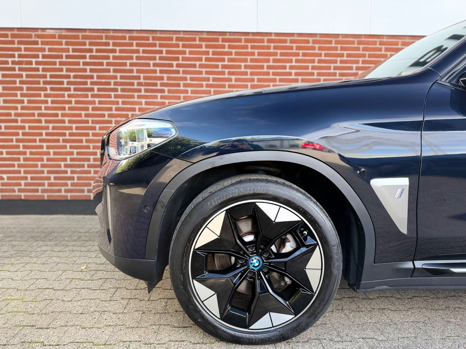 Blå BMW iX3 fra 2021