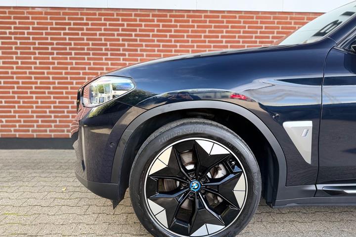 Blå BMW iX3 fra 2021