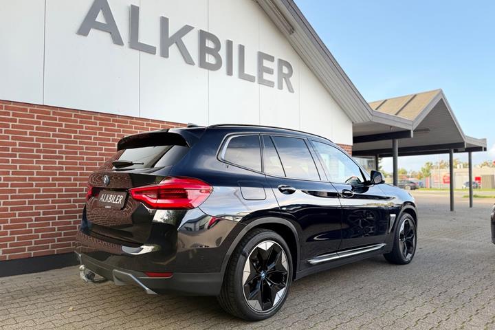 Blå BMW iX3 fra 2021