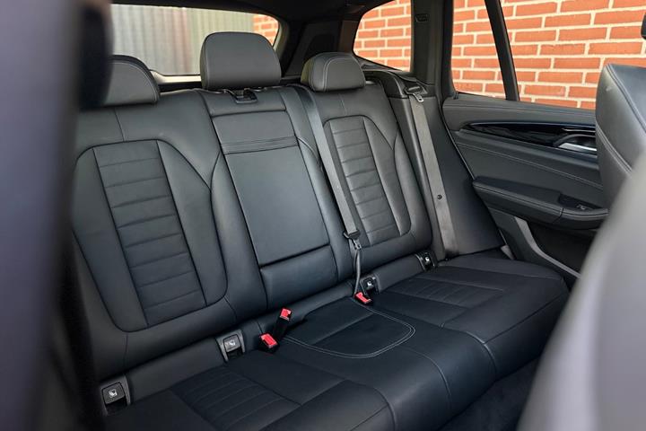 Blå BMW iX3 fra 2021