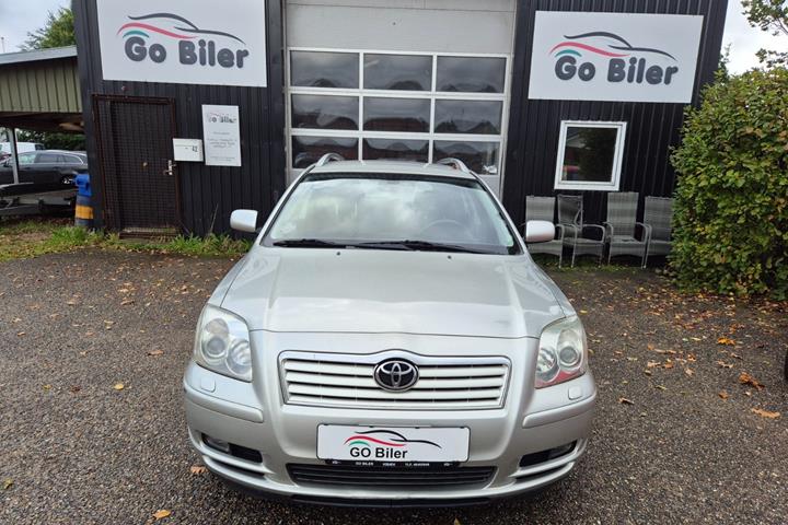 Grøn Toyota Avensis fra 2006