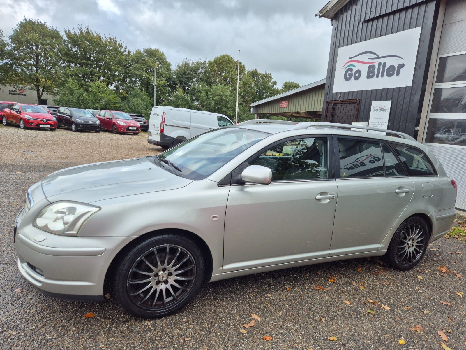 Grøn Toyota Avensis fra 2006