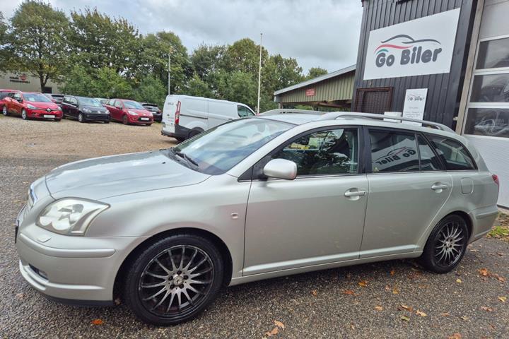 Grøn Toyota Avensis fra 2006