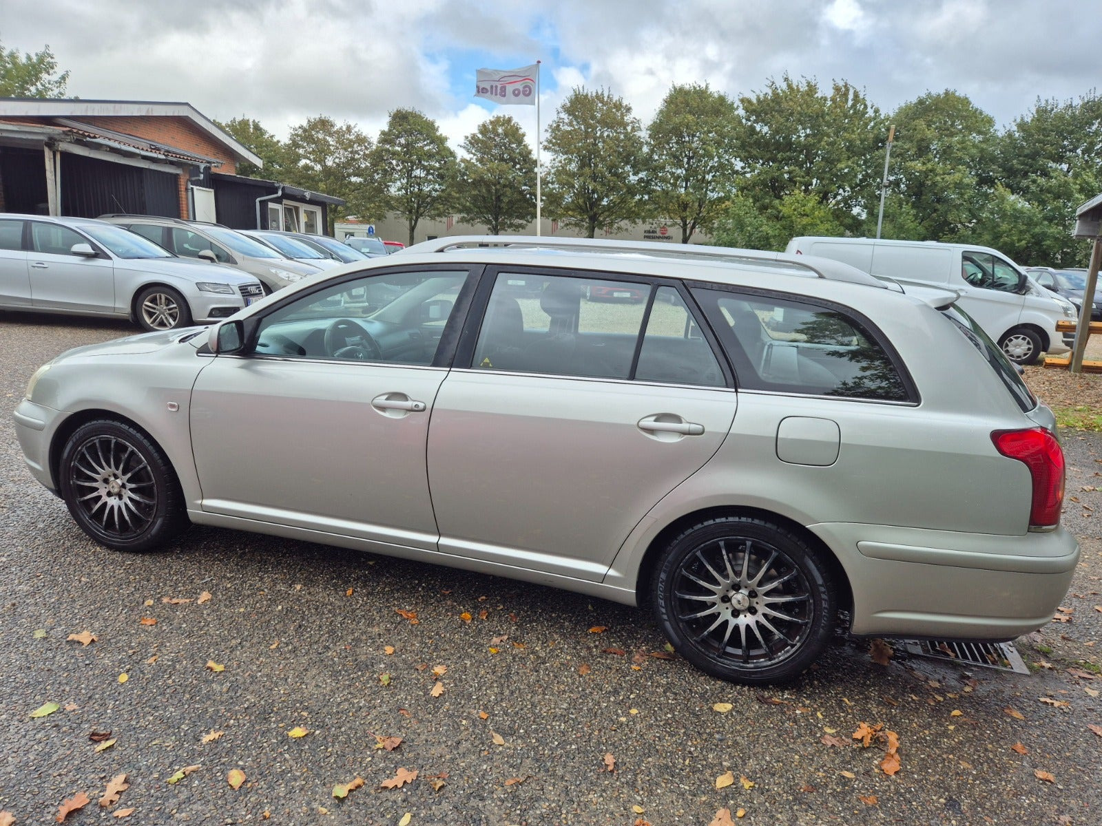 Grøn Toyota Avensis fra 2006