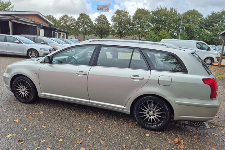 Grøn Toyota Avensis fra 2006