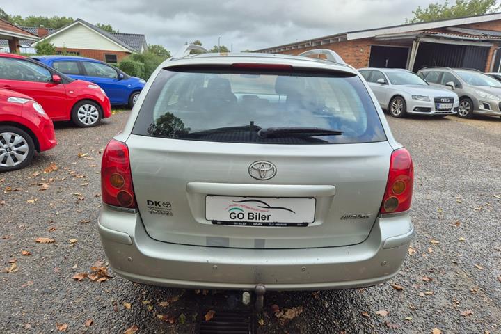 Grøn Toyota Avensis fra 2006